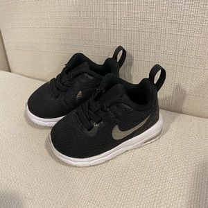 Black Nike toddler sneaker size 3C great condition